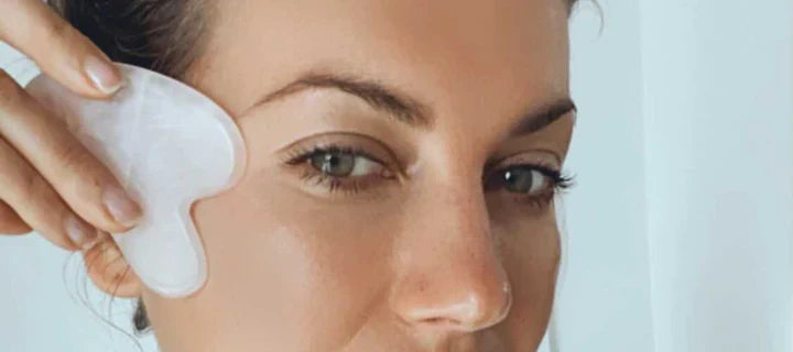 Wrinkles Schminkles blog banner explaining the rose quartz gua sha facial tool trend